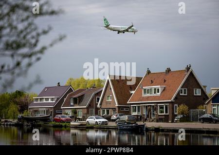 SCHIPHOL - ein Flugzeug fliegt über ein Haus in der Nähe von Schiphol. Mehrere tausend Menschen, die in der Nähe von Schiphol leben, können für die Belästigung entschädigt werden, die sie erlitten haben, weil die Behörde für menschliche Umwelt und Verkehr (ILT) nicht eingegriffen hat, als der Luftverkehr zu viel Lärm in ihrem Haus verursacht hat. ANP ROBIN VAN LONKHUIJSEN niederlande raus - belgien raus Stockfoto