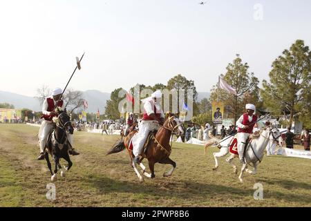 Islamabad. 30. April 2023. Pferdereiter treten am 30. April 2023 in Islamabad, der Hauptstadt Pakistans, bei einem Zeltverleihwettbewerb gegeneinander an. Kredit: Ahmad Kamal/Xinhua/Alamy Live News Stockfoto