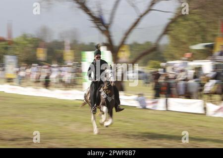 Islamabad. 30. April 2023. Ein Reiter tritt am 30. April 2023 in Islamabad, pakistanischer Hauptstadt, an einem Zeltwettbewerb an. Kredit: Ahmad Kamal/Xinhua/Alamy Live News Stockfoto