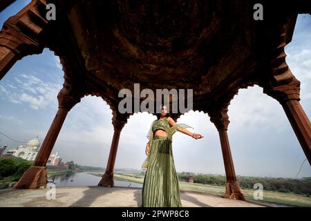 Agra, Indien. 23. April 2023. Nandini Singh, ein weibliches Model, posiert für Fotos in der Nähe des berühmten Tajmahal. Kredit: SOPA Images Limited/Alamy Live News Stockfoto