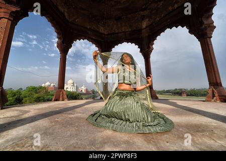 Agra, Indien. 23. April 2023. Nandini Singh, ein weibliches Model, posiert für Fotos in der Nähe des berühmten Tajmahal. (Kreditbild: © Avishek das/SOPA Images via ZUMA Press Wire) NUR REDAKTIONELLE VERWENDUNG! Nicht für den kommerziellen GEBRAUCH! Stockfoto