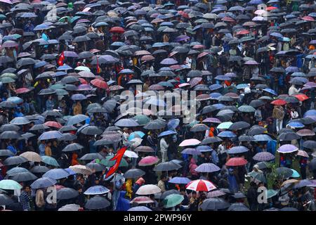 Kathmandu, NE, Nepal. 1. Mai 2023. Nepalesische Cricketfans verwenden Regenschirme, um sich während des Finales des ACC Männer Primer Cup am 1. Mai 2023 in Kathmandu, Nepal, vor Regen zu schützen. Das Spiel konnte aufgrund des Regens nicht an einem Tag beendet werden. (Kreditbild: © Aryan Dhimal/ZUMA Press Wire) NUR REDAKTIONELLE VERWENDUNG! Nicht für den kommerziellen GEBRAUCH! Kredit: ZUMA Press, Inc./Alamy Live News Stockfoto