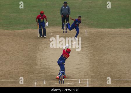 Kathmandu, NE, Nepal. 1. Mai 2023. Cricketspieler aus Nepal und den Vereinigten Arabischen Emiraten spielen am 1. Mai 2023 in Kathmandu, Nepal, das Finale des ACC Männer Primer Cup. Das Spiel konnte aufgrund des Regens nicht an einem Tag beendet werden. (Kreditbild: © Aryan Dhimal/ZUMA Press Wire) NUR REDAKTIONELLE VERWENDUNG! Nicht für den kommerziellen GEBRAUCH! Kredit: ZUMA Press, Inc./Alamy Live News Stockfoto