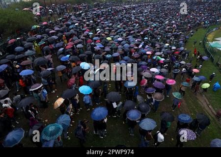 Kathmandu, NE, Nepal. 1. Mai 2023. Nepalesische Cricketfans verwenden Regenschirme, um sich während des Finales des ACC Männer Primer Cup am 1. Mai 2023 in Kathmandu, Nepal, vor Regen zu schützen. Das Spiel konnte aufgrund des Regens nicht an einem Tag beendet werden. (Kreditbild: © Aryan Dhimal/ZUMA Press Wire) NUR REDAKTIONELLE VERWENDUNG! Nicht für den kommerziellen GEBRAUCH! Kredit: ZUMA Press, Inc./Alamy Live News Stockfoto