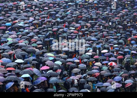 Kathmandu, NE, Nepal. 1. Mai 2023. Nepalesische Cricketfans verwenden Regenschirme, um sich während des Finales des ACC Männer Primer Cup am 1. Mai 2023 in Kathmandu, Nepal, vor Regen zu schützen. Das Spiel konnte aufgrund des Regens nicht an einem Tag beendet werden. (Kreditbild: © Aryan Dhimal/ZUMA Press Wire) NUR REDAKTIONELLE VERWENDUNG! Nicht für den kommerziellen GEBRAUCH! Kredit: ZUMA Press, Inc./Alamy Live News Stockfoto