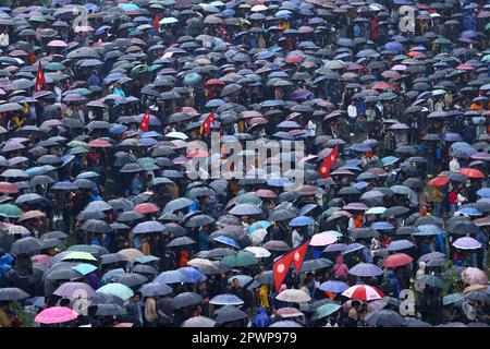 Kathmandu, NE, Nepal. 1. Mai 2023. Nepalesische Cricketfans verwenden Regenschirme, um sich während des Finales des ACC Männer Primer Cup am 1. Mai 2023 in Kathmandu, Nepal, vor Regen zu schützen. Das Spiel konnte aufgrund des Regens nicht an einem Tag beendet werden. (Kreditbild: © Aryan Dhimal/ZUMA Press Wire) NUR REDAKTIONELLE VERWENDUNG! Nicht für den kommerziellen GEBRAUCH! Kredit: ZUMA Press, Inc./Alamy Live News Stockfoto