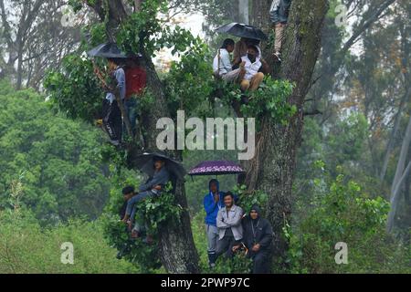 Kathmandu, NE, Nepal. 1. Mai 2023. Nepalesische Cricketfans verwenden Regenschirme, um sich während des Finales des ACC Männer Primer Cup am 1. Mai 2023 in Kathmandu, Nepal, vor Regen zu schützen. Das Spiel konnte aufgrund des Regens nicht an einem Tag beendet werden. (Kreditbild: © Aryan Dhimal/ZUMA Press Wire) NUR REDAKTIONELLE VERWENDUNG! Nicht für den kommerziellen GEBRAUCH! Kredit: ZUMA Press, Inc./Alamy Live News Stockfoto