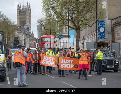 Whitehall, London, Großbritannien. 1. Mai 2023. Ein langsamer marsch von Just Stop Oil Marchers bringt den Verkehr in Richtung Norden zum Stillstand, während er die Downing Street passiert. Kredit: Malcolm Park/Alamy Live News Stockfoto