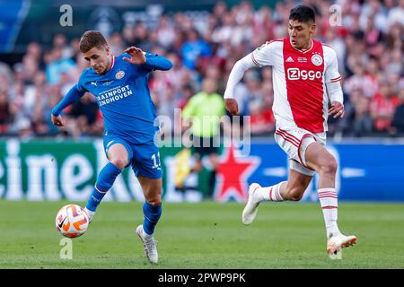 30-04-2023: Sport: Ajax gegen PSV KNVB Beker finale ROTTERDAM, NIEDERLANDE - APRIL 30: Thorgan Hazard (PSV Eindhoven) und Edson Alvarez (Ajax) während der Stockfoto