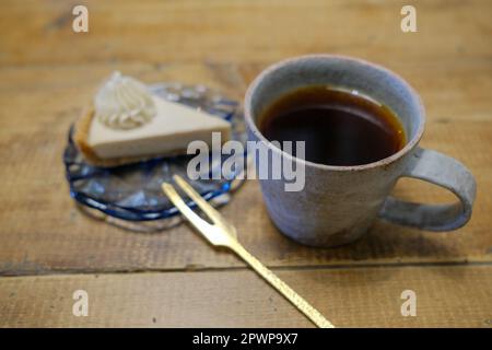 Puderkaffee mit Käsetorte Stockfoto