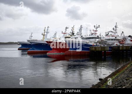 Große leere Fischerboote im killybegs Hafen an einem bedeckten Tag Grafschaft donegal republik irland Stockfoto