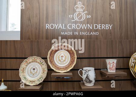 Ein Teller zu Ehren der Krönung von König Karl III. Vom Royal Crown Derby. Stockfoto