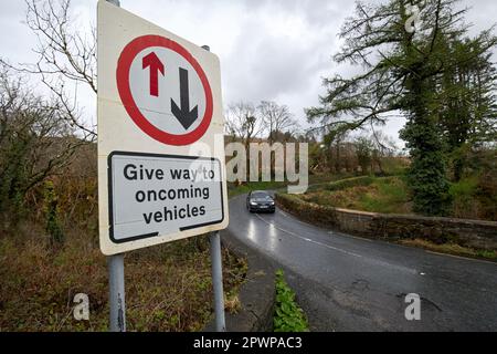 Autofahrt über eine enge Brücke auf dem wilden atlantic Way County donegal republic of ireland Stockfoto