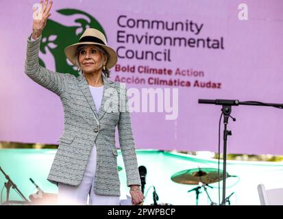 Santa Barbara, USA. 30. April 2023. Jane Fonda tritt dem Community Environmental Council bei, um am 30. April 2023 die Environmental Hero Awards bei den Feierlichkeiten zum Earth Day im Alameda Park, Santa Barbara, Kalifornien, zu überreichen. (Foto: Rod Rolle/Sipa USA) Guthaben: SIPA USA/Alamy Live News Stockfoto