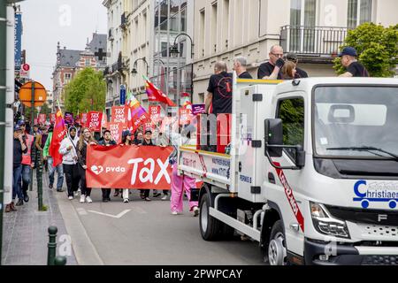 Brüssel, Belgien. 01. Mai 2023. Demonstrationen während der Aktion „Tax the Rich!“ Der linksextremen Partei PVDA - PTB in Brüssel, am 1. Mai, dem Tag der Arbeit, dem Internationalen Tag der Arbeitnehmer, Montag, den 01. Mai 2023. BELGA FOTO HATIM KAGHAT Kredit: Belga News Agency/Alamy Live News Stockfoto