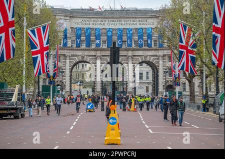 Westminster, London, Großbritannien. 1. Mai 2023. Die Vorbereitungen für die Krönungsprozession für König Karl III. Werden 5 Tage vor der Veranstaltung im Zentrum von London fortgesetzt, mit Bannern aus dem Admiralty Arch am östlichen Ende der Mall. Kredit: Malcolm Park/Alamy Live News Stockfoto