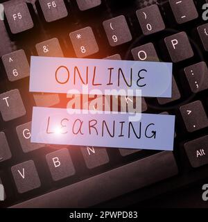 Schild mit Anzeige von Online Learning, Geschäftsübersicht Larning mit Hilfe des Internets und eines Computers Stockfoto