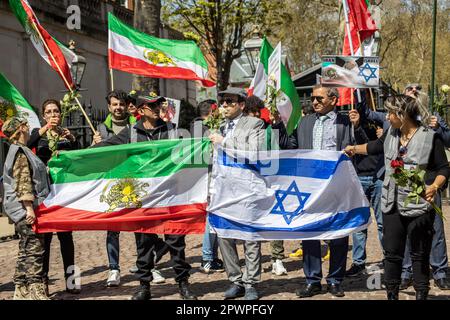 Nach dem historischen Besuch des iranischen Kronprinzen Reza Pahlavi in Israel, hat sich eine Gruppe britischer Iraner, die die Monarchie befürworten, am israelischen E versammelt Stockfoto