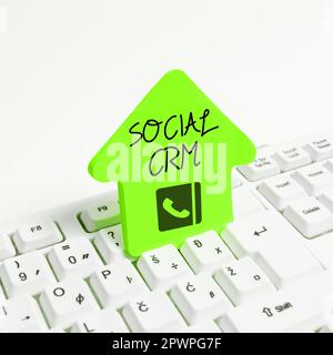 Handschriftlicher Text Social CRM, ein Wort über Customer Relationship Management, das für die Interaktion mit Kunden verwendet wird Stockfoto