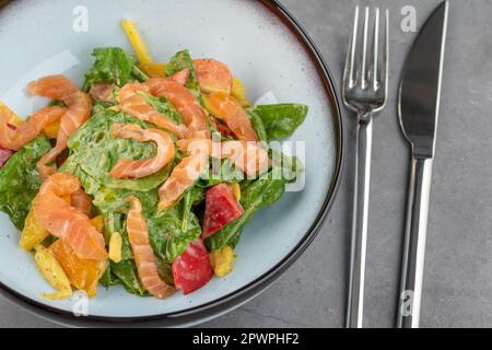 Lachssalat auf einem Steintisch im Feinschmeckerrestaurant Stockfoto