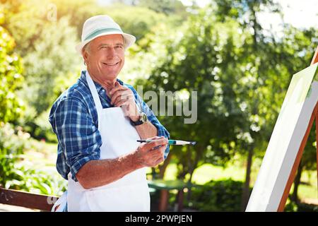 Ich arbeite an einem Meisterwerk. Abgeschnittenes Porträt eines Seniorenbildes im Park. Stockfoto