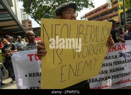 Kuala Lumpur, Kuala Lumpur, Malaysia. 1. Mai 2023. Ein Mann mit einem Plakat während der Maifeier-Rallye in Kuala Lumpur. Der Internationale Tag der Arbeit, in einigen Ländern auch als Tag der Arbeit bekannt und oft als Mai-Tag bezeichnet, ist eine Feier der Arbeiter und der Arbeiterklasse, die von der internationalen arbeitsbewegung gefördert wird und jedes Jahr am 1. Mai stattfindet. (Kreditbild: © Asyraf Rasid/ZUMA Press Wire) NUR REDAKTIONELLE VERWENDUNG! Nicht für den kommerziellen GEBRAUCH! Stockfoto