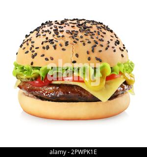 Cheeseburger mit Rinderpastete, Gurken, Käse, Tomaten, Zwiebeln, Salat, Ketchup und Senf, isoliert auf weißem Hintergrund. Stockfoto