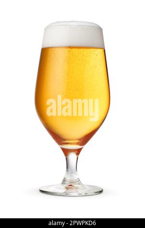 Ein Glas Bier mit Schaumstoffkappe auf weißem Hintergrund Stockfoto