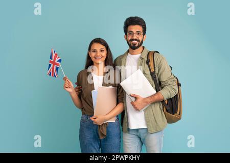 Fröhliche, multiethnische Paare, die die Flagge Großbritanniens zeigen Stockfoto