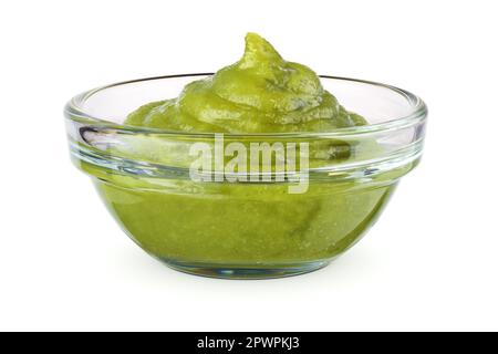 Glasschale mit grüner Wasabi-Sauce, isoliert auf weißem Hintergrund. Stockfoto