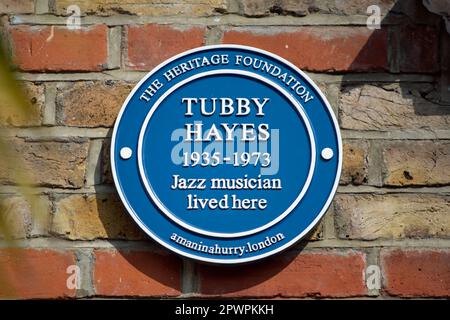 Eine blaue Gedenktafel der Heritage Foundation, die die Heimat des Jazzmusikers Tubby hayes, Raynes Park, im Südwesten londons, england, markiert Stockfoto