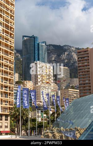 Larvotto, Monaco, April 21. 2023:- Ein Blick auf das Grimaldi Forum, gelegen im Strandbereich von Larvotto in Monaco. Stockfoto