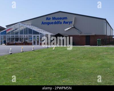 Das Airworld Aviation Museum am Flughafen Caernarfon in Gwynedd North Wales UK beherbergt historische Flugzeuge wie Hawker Hunter Only T2 BAE Harrier und D H Stockfoto