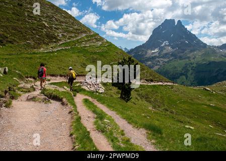 Zwei Wanderfrauen auf dem Weg zum Pic du Midi Ossau in den französischen Pyrenäen Stockfoto