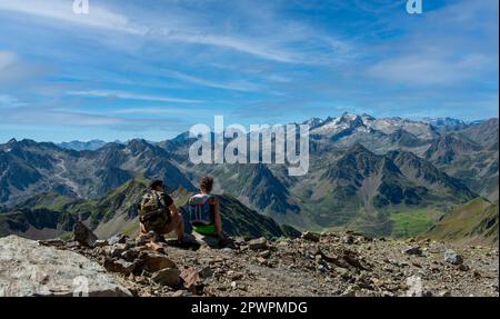 Zwei Wanderer auf dem Pic du Midi de Bigorre in den Pyrenäen Stockfoto