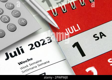 Deutscher roter Kalender 1. Juli 2023 Samstag mit Computer Stockfoto