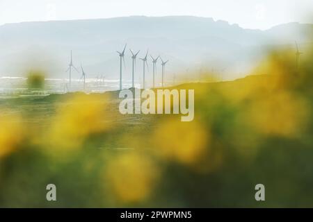 Windturbinen vor der Bergsiluhette (Standort: Arinaga, Gran Canaria, Spanien) Stockfoto