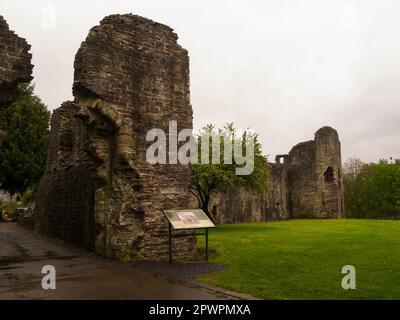 Eintritt in das Pförtnerhaus zu den Ruinen von Abergavenny Castle und Museum in der Marktstadt Monmouthshire, Wales, gegründet von Norman lord Hamelin de Balun c. 108 Stockfoto