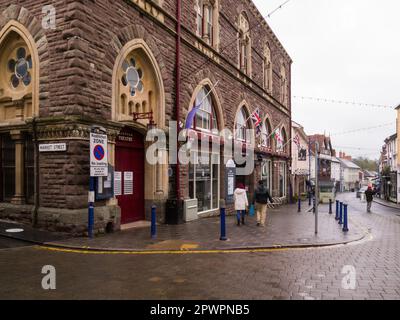 Sehen Sie die Cross Street im Stadtzentrum von Abergavenny mit einem beeindruckenden Market Hall-Gebäude, in dem das Borough Theatre und die Library Monmouthshire Wales UK untergebracht sind Stockfoto