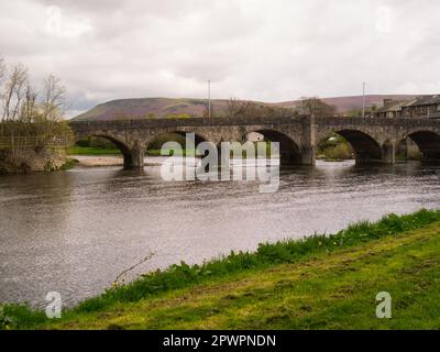 Blick über den Fluss Wye zur Five Span Road Bridge in der Marktstadt Builth Wells Powys Mid Wales UK Stockfoto