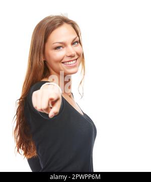 Selbstvertrauen ist ein schönes Merkmal in einer Frau. Studioaufnahme einer schönen jungen Frau, die auf die Kamera zeigt. Stockfoto