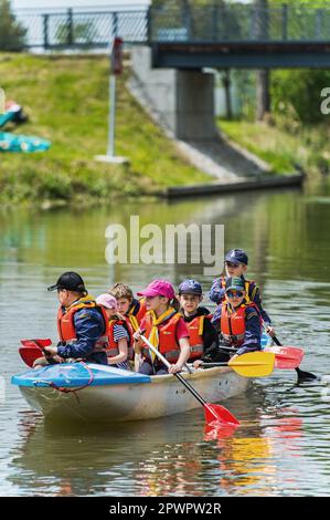 Veseli Nad Moravou, Tschechische Republik. 01. Mai 2023. Eröffnung der Segelsaison auf dem Bata-Kanal und Eröffnung der neuen technischen Einrichtungen, die während der Saison als Informationszentrum im Hafen dienen werden, am 1. Mai 2023 Veseli nad Moravou in der Region Hodonin. Kredit: Patrik Uhlir/CTK Photo/Alamy Live News Stockfoto