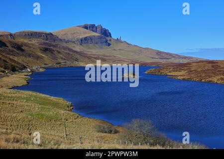 Loch Fada und The Storr an einem sonnigen Tag der klare blaue Himmel. Isle of Skye, Schottland, Großbritannien. Stockfoto