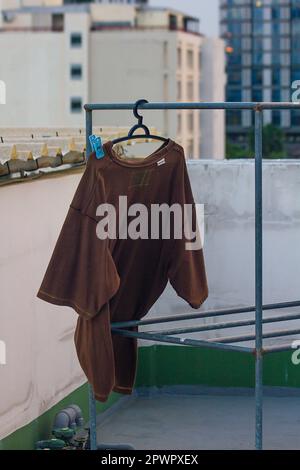 Braunes Hemd zum Aufhängen von Outdoor-Kleidung Stockfoto