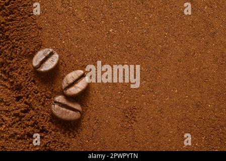 Ein Haufen gemahlener Kaffeepulver und Bohnen, Hintergrund oder Struktur. Draufsicht, Kopierbereich. Stockfoto