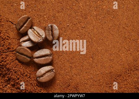 Ein Haufen gemahlener Kaffeepulver und Bohnen. Draufsicht, Kopierbereich. Stockfoto