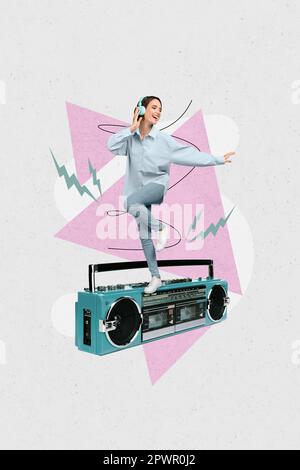 Vertikales Collagenfoto eines unachtsamen Mädchens Hören Sie kabellose Kopfhörer mit Boombox-Soundtrack ukw-Radio isoliert auf grauem Hintergrund Stockfoto