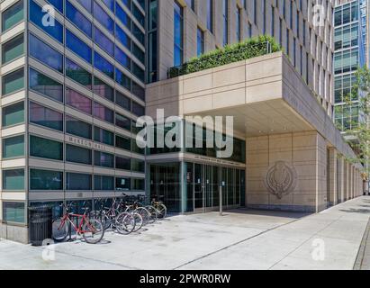 Das Louis Stein Center for Law and Ethics der Fordham University und die McKeon Hall fusionieren in der 150 West 62. Street, gegenüber vom Lincoln Center. Stockfoto