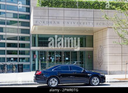 Das Louis Stein Center for Law and Ethics der Fordham University und die McKeon Hall fusionieren in der 150 West 62. Street, gegenüber vom Lincoln Center. Stockfoto