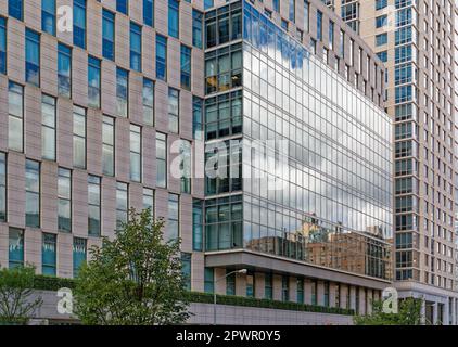 Das Louis Stein Center for Law and Ethics der Fordham University und die McKeon Hall fusionieren in der 150 West 62. Street, gegenüber vom Lincoln Center. Stockfoto